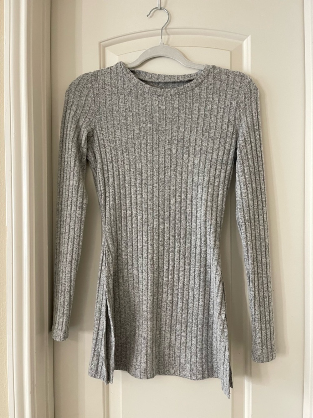 Frenchy long-sleeved t-shirt with elegant slits